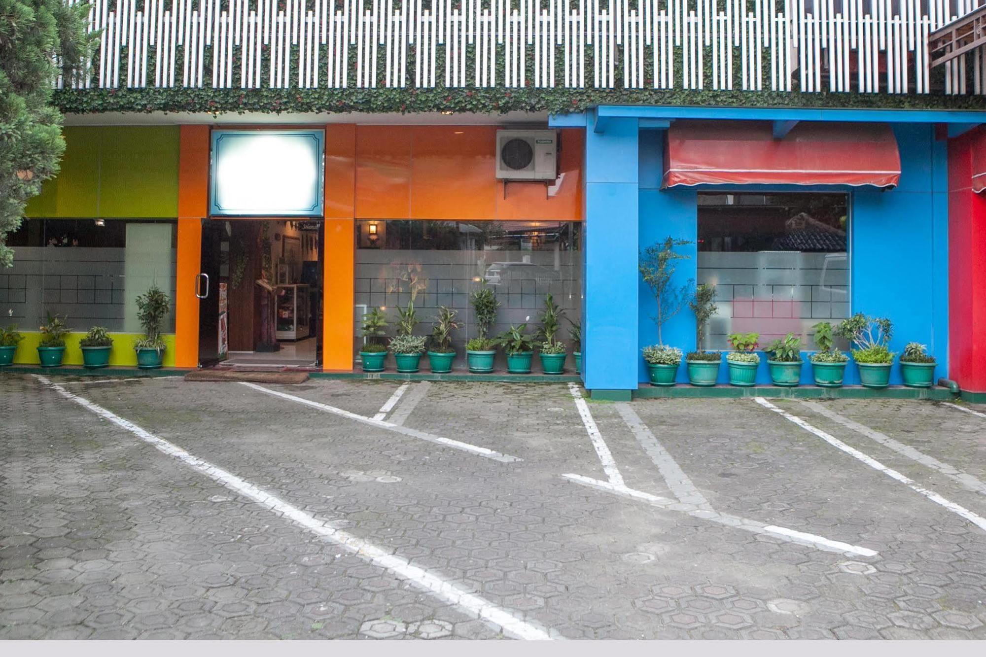 Reddoorz Plus Near Riau Street Bandung Exterior photo