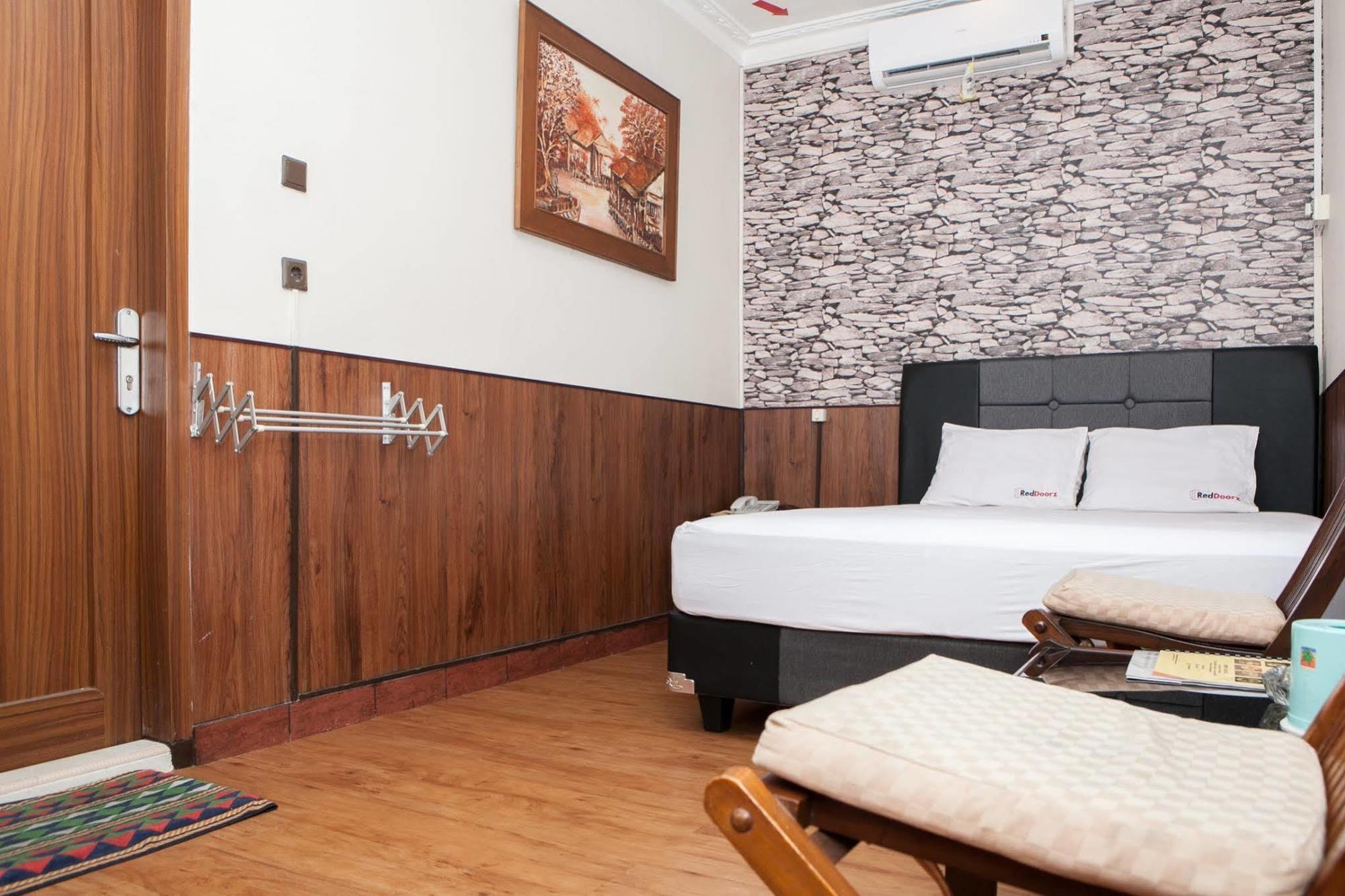 Reddoorz Plus Near Riau Street Bandung Exterior photo