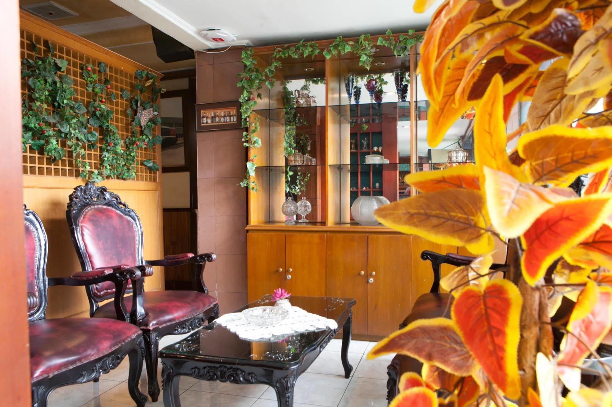 Reddoorz Plus Near Riau Street Bandung Exterior photo